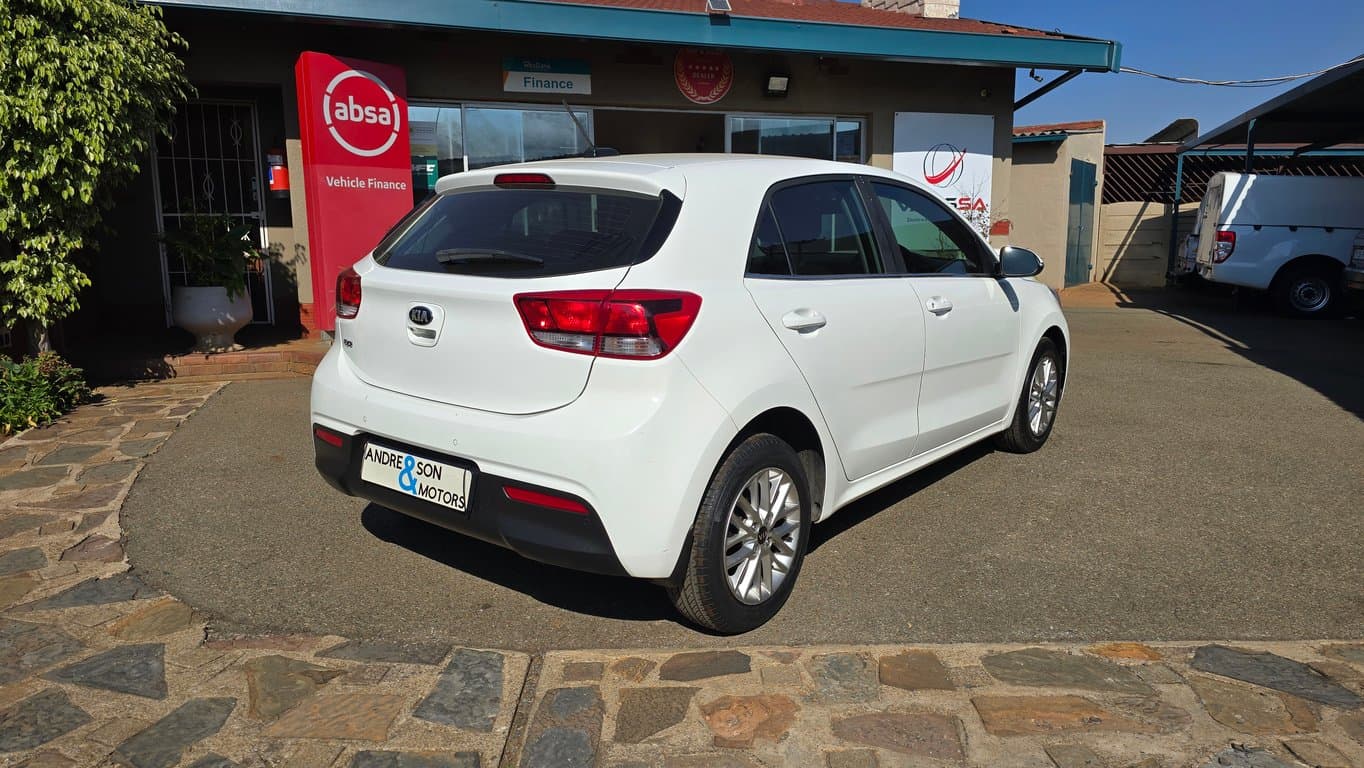 2017 Kia Rio 1.4 EX 5Dr photo 2